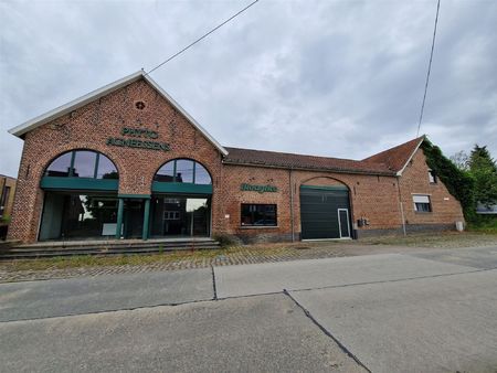 bedrijfsgebouw met kantoorruimte en loodsen van ca. 2900 m²