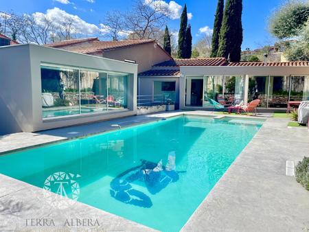 villa moderne avec piscine au centre de collioure