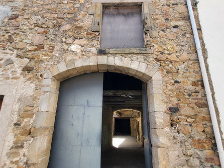 gabian avec garage  bel extérieur et ancienne cave vinaire