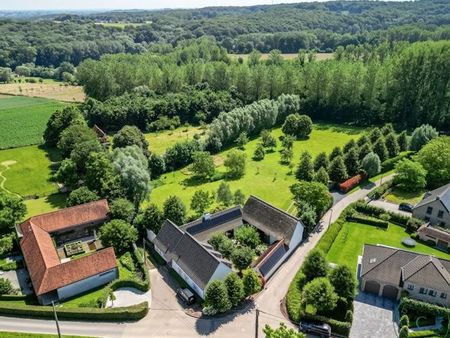 ferme carrée unique au cœur des ardennes flamandes