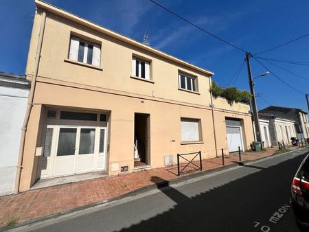 immeuble composé de 2 logements + 14 parkings