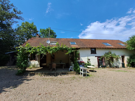 belle ancienne fermette avec grange et jardin en pleine nature dans la campagne.