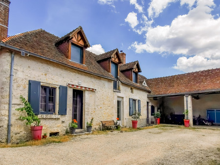 maison de caractère 2/3 -ch avec grande terrasse couverte et une cour  centre bourg  proch