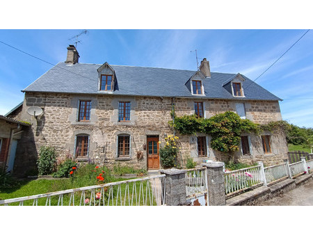 maison caractéristique de 3 chambres et 2 salles de bains avec dépendances et grand jardin