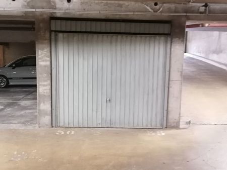 grand garage double fermé