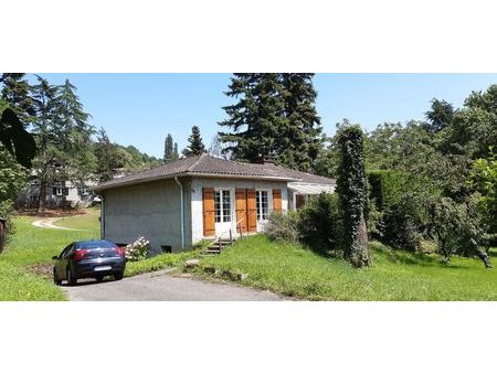 maison individuelle de plein pied sur grand terrain arboré