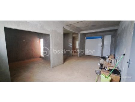 local commercial de 58 83 m² à lamentin