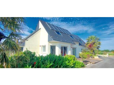 maison contemporaine avec piscine et vie de plain-pied située au calme