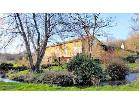 moulin en pierre pour amoureux de la nature  8 ha  rivière  etang  gites  bois