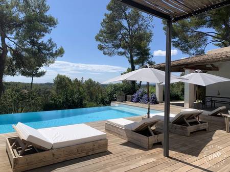 **depuis la piscine à débordement admirez la belle vue panoramique qu;offre cette villa si