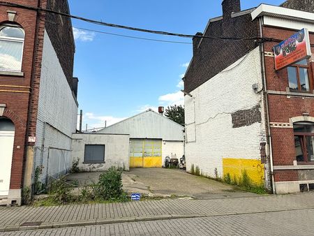 vaste entrepôt avec bureaux  cabine de peinture et parkings