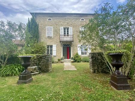 belle maison rénovée située dans son propre parc arboré avec piscine