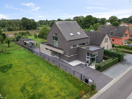 ruime villa op 1.480m² met 5 slaapkamers  bureel en dressing