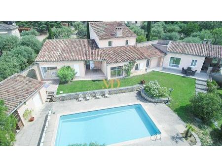 villa provençale avec piscine à deux pas du village avec vue panoramique