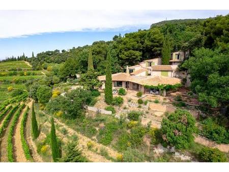 une incroyable villa d’architecte construite en totale harmonie avec la nature sur 4478 m2