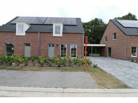 een nieuwbouwwoning met 3 slaapkamers  tuin en carport.