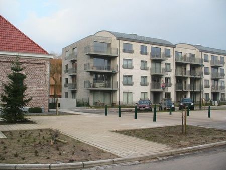 beau rez calme situé dans un clos  jardin  avec poss garage