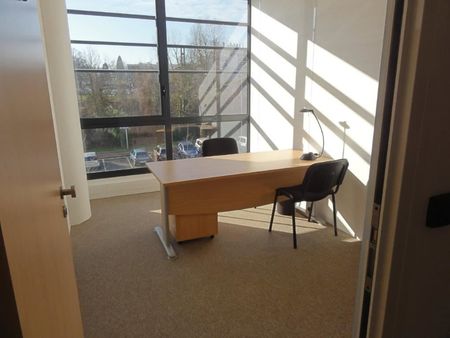 bureaux 607 m² montigny le bretonneux