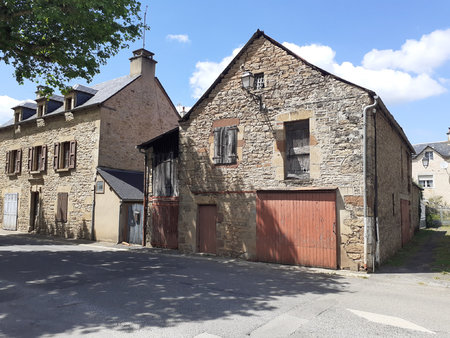 ensemble de deux bâtiments en pierre