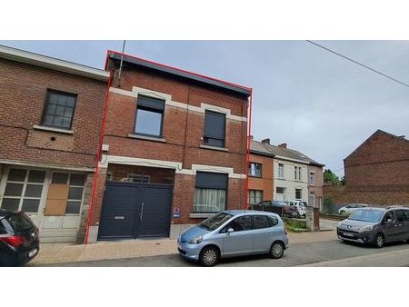 bonne maison avec jardin et 3 garages