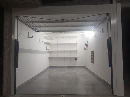 garage/box fermé 13m² récent  équipé  électricité et sécurisé