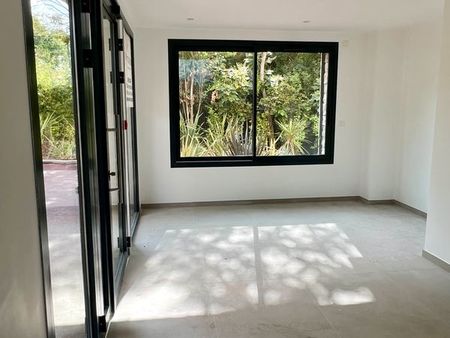 locaux professionnels 250 m² rez-de-chaussée entièrement rénovés pmr  coeur mougins