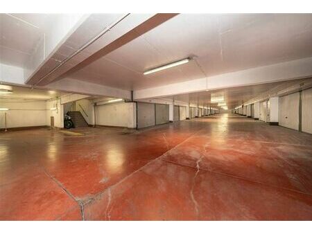 un garage fermé dans un parking souterrain  idéalement situé