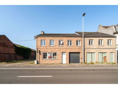 bâtiment semi-ouvert avec un impressionnant entrepôt de 220