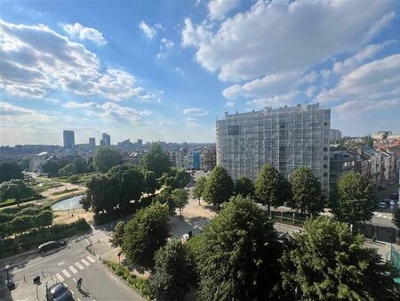 magnifique appartement lumineux et renove sur les squares