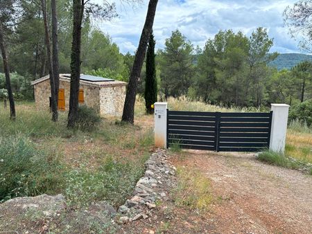 charmant cabanon avec terrain arboré de 7134 m² à villecroze (83)