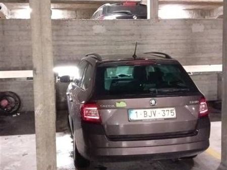 emplacement de parking! top situation...