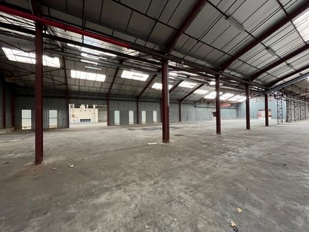 local stockage isolé 8000m2 divisible avec quai à 160kms sud de paris