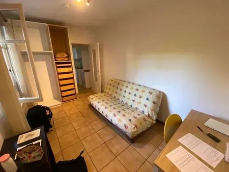 charmante studette pied à terre à 5 mns de la gare rer e