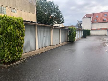 garage/box fermé  facile d'acès dans une résidence sécurisée-avenue de la république ville