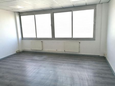 bureau 61 m²