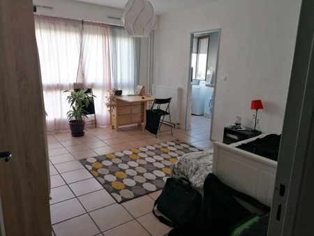 grand studio de 30m2 au au 1er étage