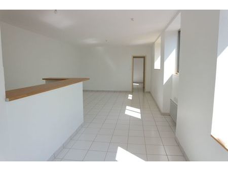 appartement t2 en rdc en centre-ville de rostrenen au calme