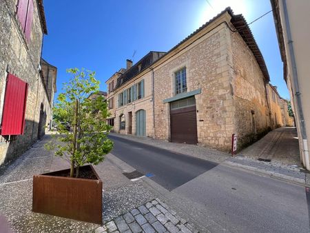 maison en pierre dans bastide du périgord