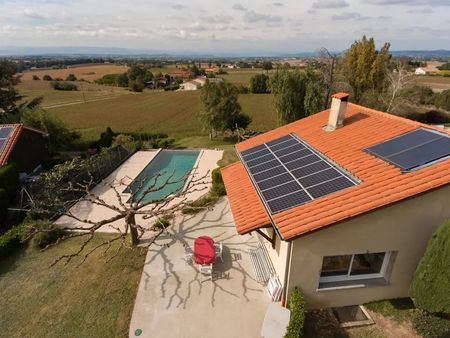 villa vue dominante avec piscine à débordement