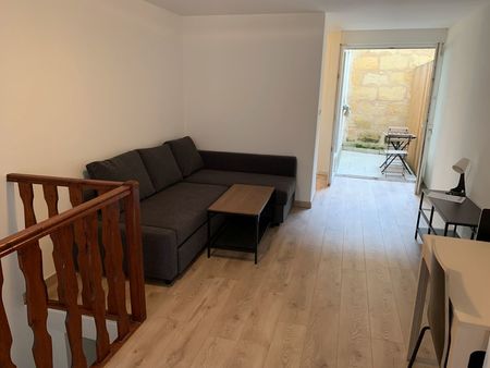 t2 44m2 meublé avec petite cours intérieure centre ville de bordeaux (quartier capuçins)