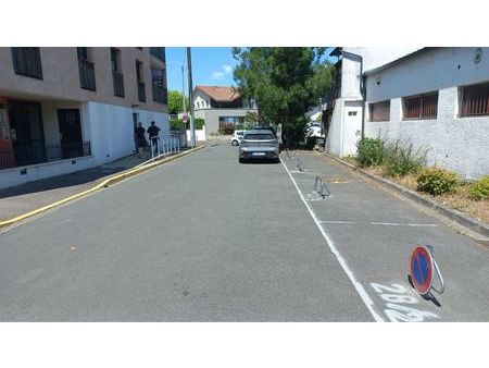 lot de 5 places de parking en extérieur