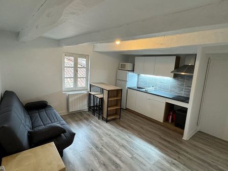 charmant appartement t2 meublé dans un immeuble au coeur historique de figeac