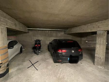 place de parking couverte sécurisée