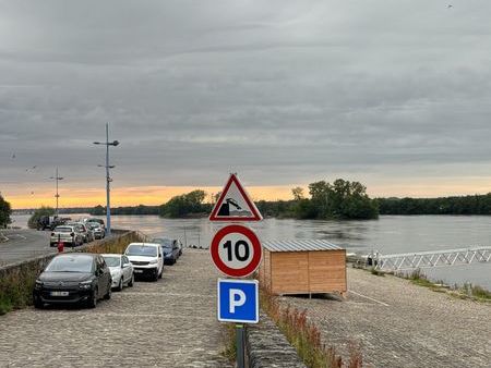 local monjeant sur loire face à la loire idéal pour crêperie restaurant emplacement rare