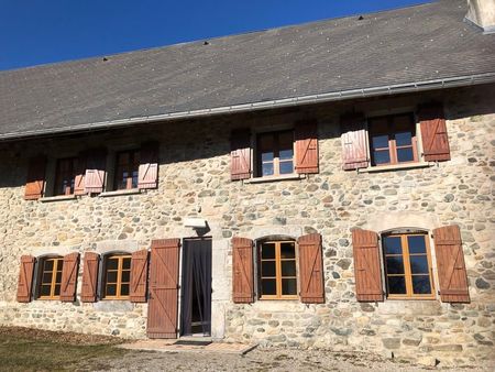 beau corps de ferme avec pierres apparentes