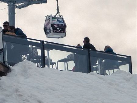 fond de commerce d'un restaurant chalet d'altitude sommet des pistes de ski