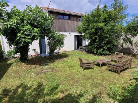 maison avec grand jardin  deux parkings et dépendance