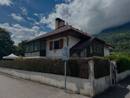 grande maison familiale avec appartement rénové et 3 garages à magland