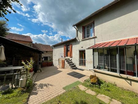 propriété de 2 maisons  hangar  grange  divers bâtiments sur environ 4ha