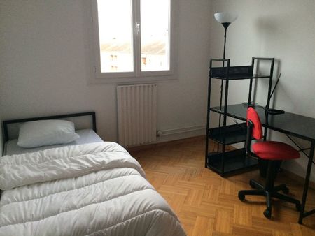 chlabre dans grand appartement à compiègne